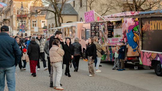 Trwa Jarmark Kaziukowy w Radomiu. Na stoiskach przysmaki i rękodzieło (wideo)