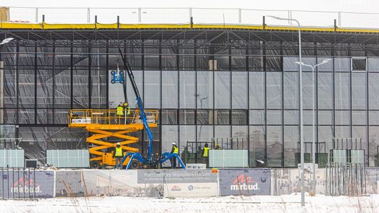 Trwa montaż szklanej elewacji terminalu