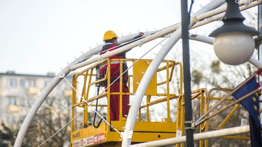 Trwa montaż tunelu świetlnego na Żeromskiego