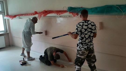 Trwa remont Oddziału Dziecięcego w szpitalu na Tochtermana. Pomagają żołnierze WOT