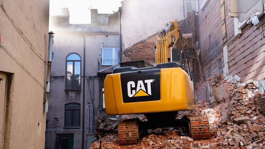 Trwa rozbiórka kamienicy w pobliżu radomskiego Rynku. Oficyna zagrażała bezpieczeństwu