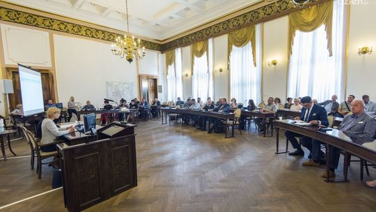 Trwa sesja rady miejskiej. Oglądaj na żywo