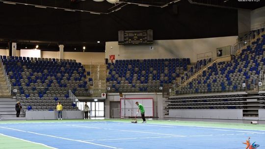 Trwa układanie kortu tenisowego w hali Radomskiego Centrum Sportu [ZDJĘCIA]