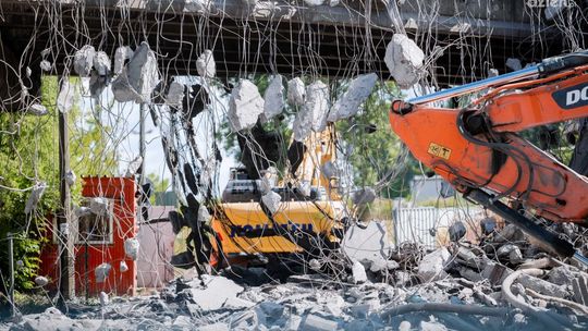 Trwa wyburzanie wiaduktu na Żeromskiego