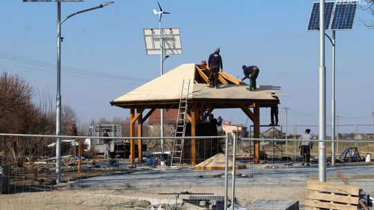 Trwają prace przed Urzędem Gminy w Starej Błotnicy