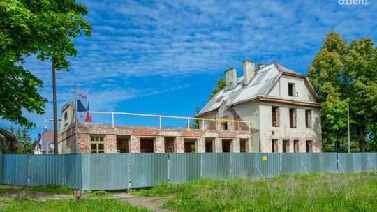 Trwają prace przy remoncie zabytkowego dworca kolejki wąskotorowej w Grójcu. Co tam będzie?