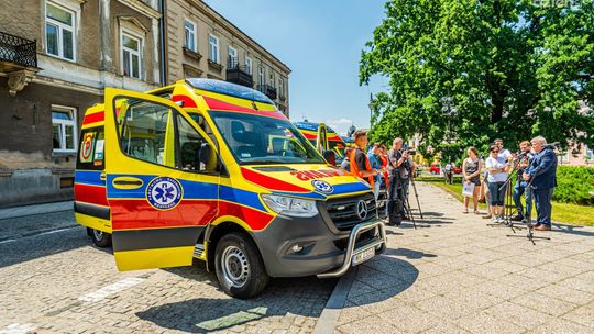 Trzy nowe ambulanse dla radomskiego pogotowia