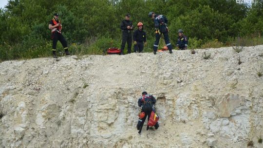 Trzy osoby spadły z klifu. To ćwiczenia [zdjęcia]