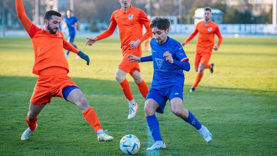 Trzy punkty Pilicy Białobrzegi. Broń Radom z bagażem pięciu bramek