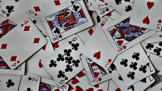 Turniej brydża sportowego w niedzielę w Kamienicy Deskurów