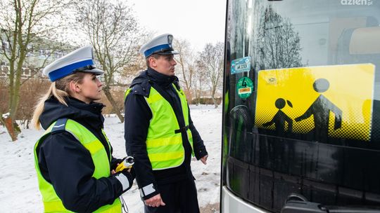 Twoje dziecko wyjeżdża na ferie? Zobacz, gdzie możesz zgłosić kontrolę autobusu! 