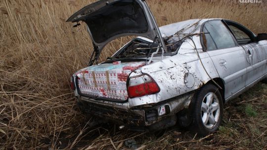 Ucieczka małżeństwa i policyjny pościg zakończony w stawie