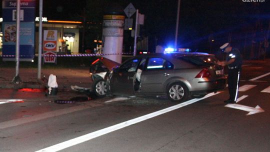 Uciekał przed policją i uderzył w słup