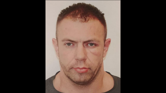 Uciekł z konwoju. Policja poszukuje więźnia