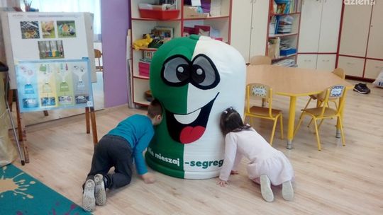 Uczą się segregacji śmieci