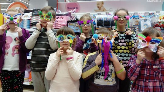 Uczestnicy Akademii Dziecięcych Rozmaitości wykonali karnawałowe maski 