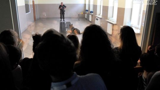 Uczestnicy Kameralnego Lata w laboratorium KWP