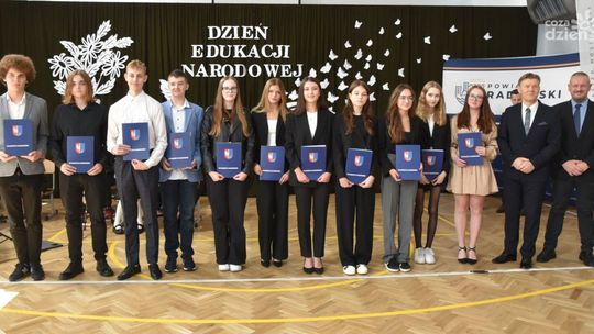 Uczniowie i nauczyciele z Pionek nagrodzeni przez władze powiatu radomskiego