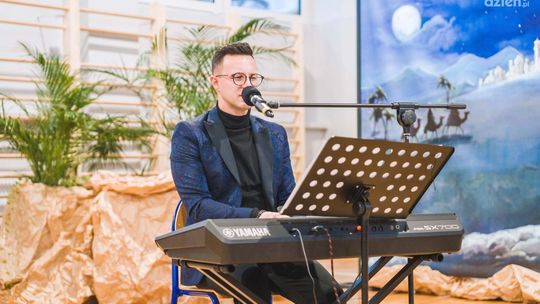 Uczniowie kolędowali z Jakubem Urbańskim