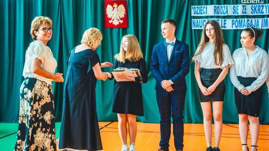 Uczniowie szkół odebrali świadectwa. Wyjątkowe zakończenie roku w PSP w Kowali 