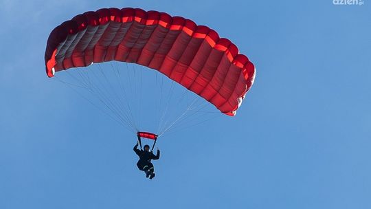 Uczniowie ZDZ skoczyli ze spadochronem