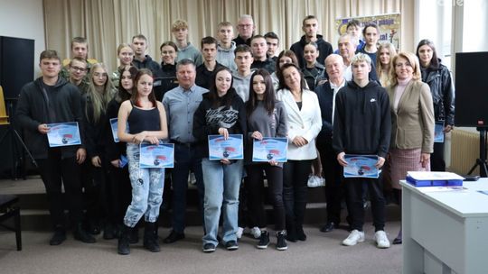 Uczniowie ZDZ z certyfikatami skoczka spadochronowego