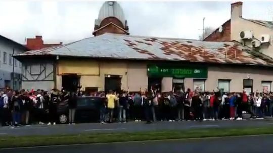 Uczniowie zrobili szturm na Żabkę [VIDEO]