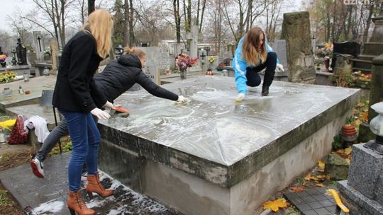 Uczniowie ZSO nr 4 posprzątali grobowiec Prospera Jarzyńskiego