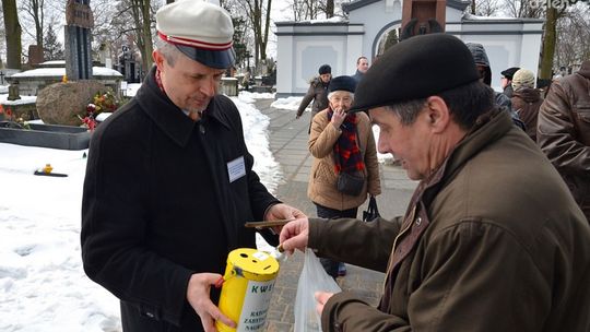 Udana wielkanocna kwesta na cmentarzu