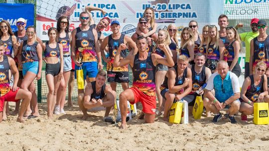 Udane siatkarskie zmagania na piasku w Pionkach