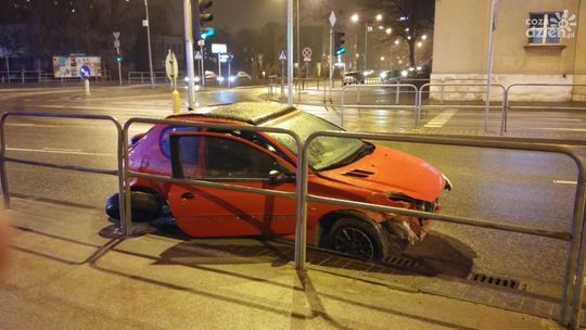 Uderzył w barierki i uciekł