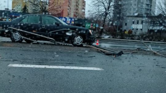 Uderzył w barierki na ul. 1905 Roku 