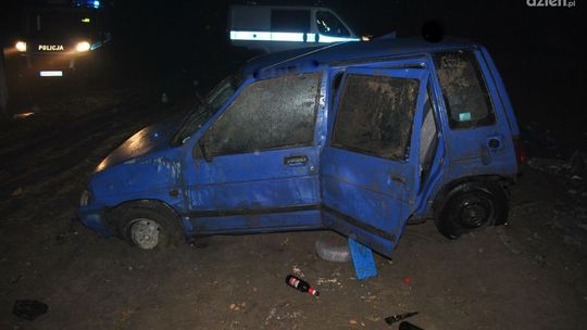 Uderzył w ogrodzenie. Cztery osoby ranne!