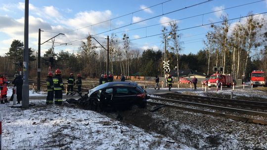 Uderzył w przejeżdżający pociąg