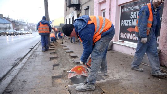 Układają kabel. Chwilowe utrudnienia z przejściem