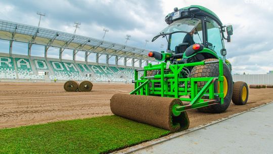 Układają murawę na stadionie przy Struga 63! [FILM, ZDJĘCIA]