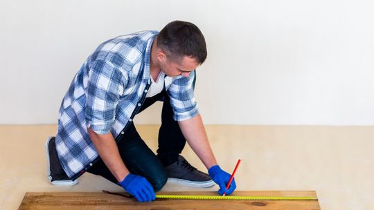 Układanie paneli podłogowych winylowych na starej posadzce – jak zrobić to dobrze?