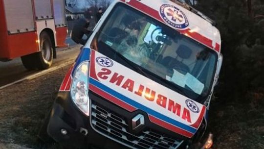 Ukradł karetkę. Był pijany, wjechał nią do rowu