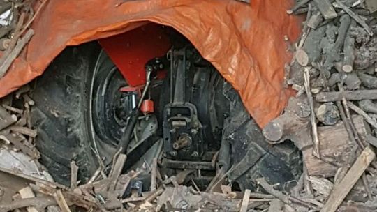 Ukradli ciągnik. Schowali go pod stertą drewna