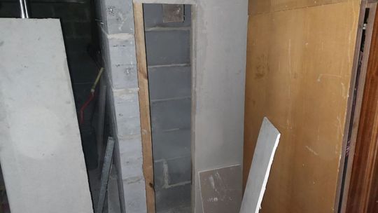 Ukrywał się przed policją... w ścianie