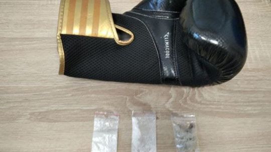 Ukrywali narkotyki w rękawicy bokserskiej 