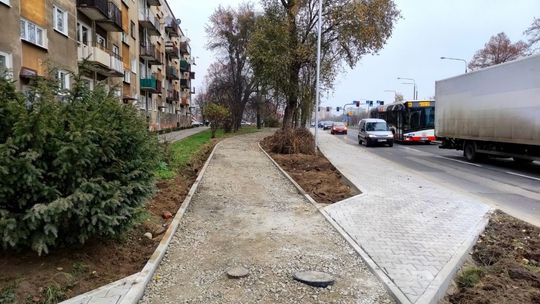 Ul. Chrobrego. Chodnik zbyt blisko jezdni?