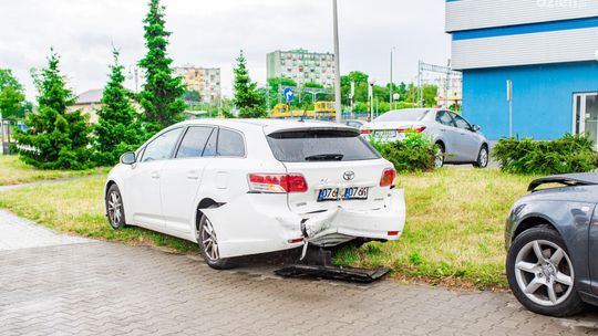 Ul. Dowkontta. Zderzenie dwóch aut