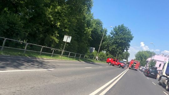 Ul. Mireckiego. Zablokowany pas ruchu