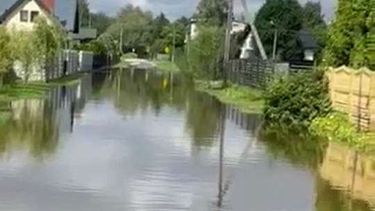 Ul. Sołtykowska zalana. Wodociągi: To wina intensywnego deszczu 