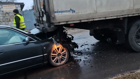 Ul. Tytoniowa. 24-latek uderzył w ciężarówkę