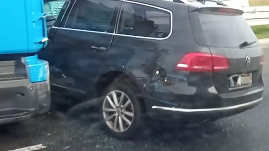 Ul. Żółkiewskiego. Ciężarówka zderzyła się z osobówką