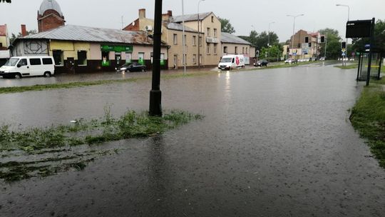 Ulewa nad miastem. Zalane ulice. Utrudnienia w ruchu