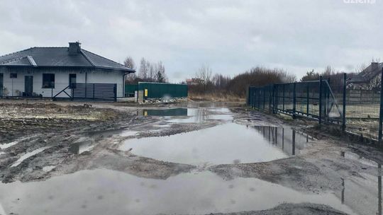 Ulica Skrzydlata tonie w błocie