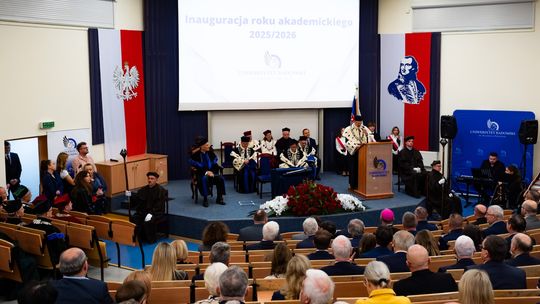 Uniwersytet Radomski zainaugurował rok akademicki. Doktor Honoris Causa dla prof. Mariana Goryni